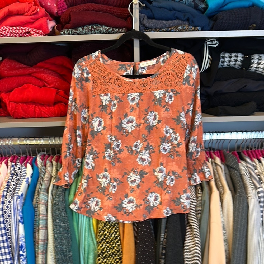 Retrology orange/ blue flowers 3/4 sleeve back button keyhole closure size S